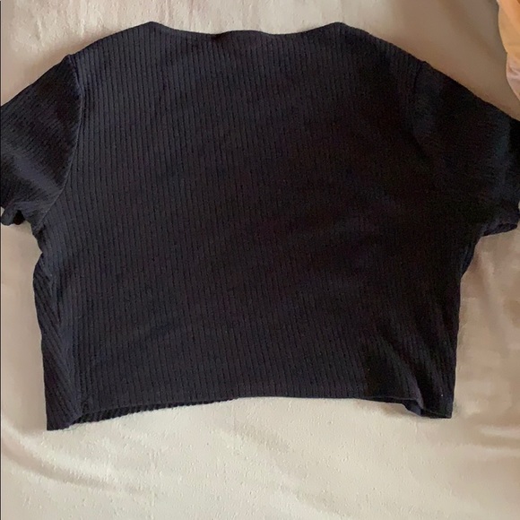 A cropped t shirt - Picture 2 of 3